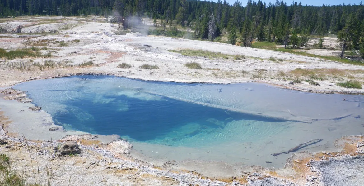 Hot spring at Shoshone Geyser Basin - Yellowstone Guidelines 